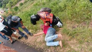 Tres lesionados tras volcamiento de vehículo en la entrada a Los Próceres