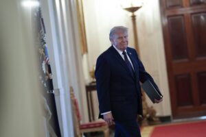 Trump: EE.UU. e Irán negocian últimos detalles de pacto para reabrir Estrecho de Ormuz