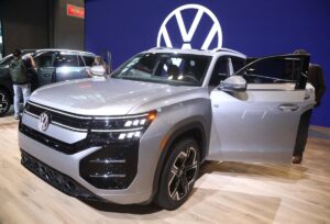 Trump acusa a la UE de incumplir el acuerdo comercial y sube al 25% los aranceles a automóviles y camiones | europapress.es