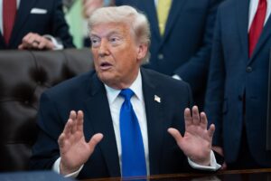 Trump acusa a la Unión Europea de violar pacto comercial y eleva al 25 % aranceles a coches