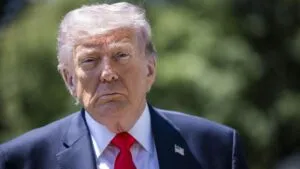 Trump anuncia «contactos muy positivos» con Irán y dice que EEUU «ayudará a liberar» los barcos atrapados en Ormuz | elperiodico.com