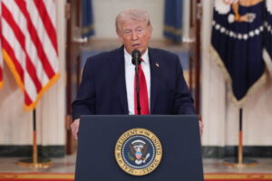Trump apela a votantes mayores para comicios de medio mandato