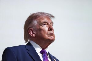 Trump carga de nuevo contra candidatos republicanos que critican su gestión – AlbertoNews