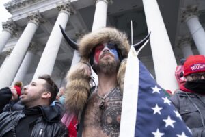 Trump encaja un varapalo judicial por el fondo de 1,8 millones para compensar a sus aliados políticos investigados y condenados por la justicia | elperiodico.com