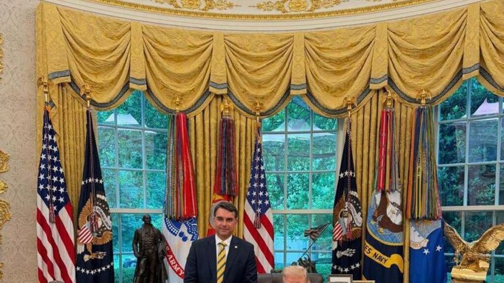 Trump recibe a Flávio Bolsonaro en la Casa Blanca para respaldar su candidatura