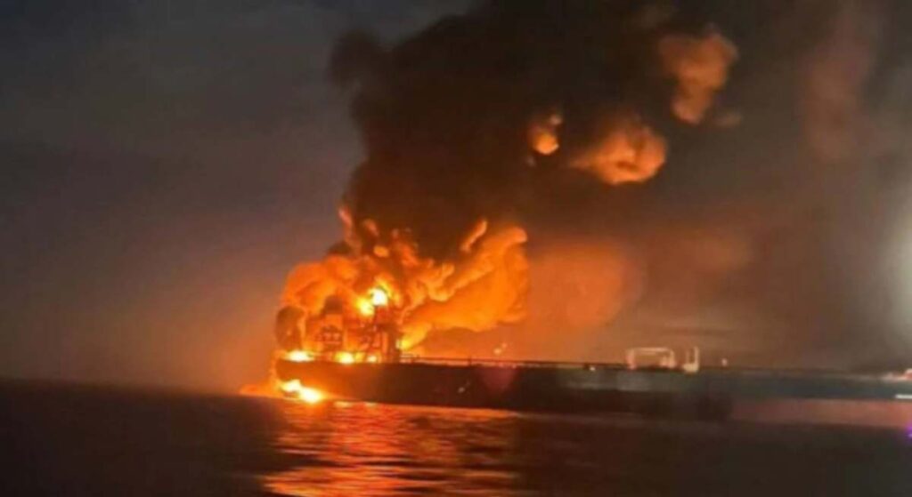 Ucrania ataca dos buques de la flota fantasma rusa en la entrada del puerto ruso de Novorosíisk