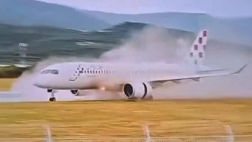 Un Airbus A220-300 de Croatia Airlines, con 130 pasajeros a bordo, se salió de la pista en el aeropuerto de Split, en Croacia, después de que los pilotos decidieran abortar el despegue "de acuerdo con los procedimientos de seguridad"