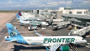 Un avión embiste y mata a un peatón durante el despegue en un aeropuerto de Denver | elperiodico.com
