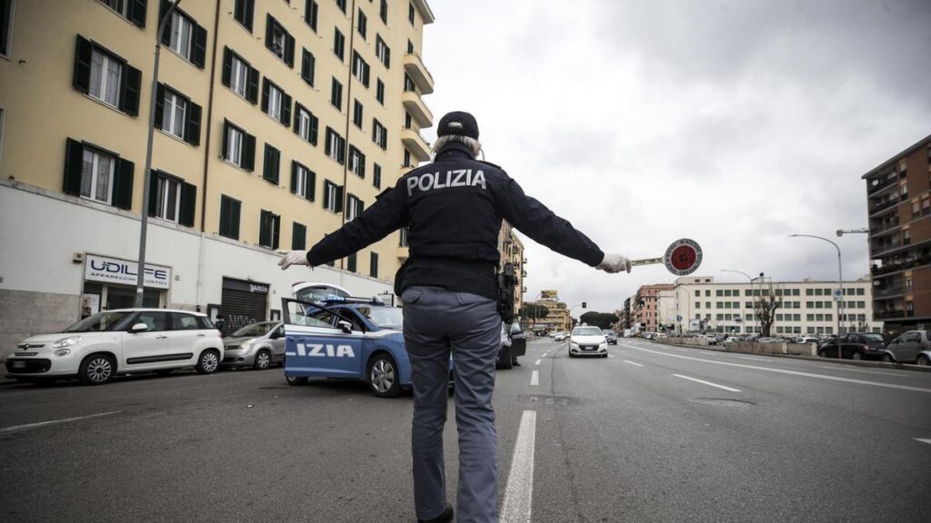 Un conductor atropella a una docena de personas en la ciudad italiana de Módena y apuñala a otra en su fuga
