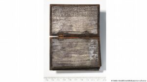 Un cuaderno medieval de 700 años emerge de una letrina