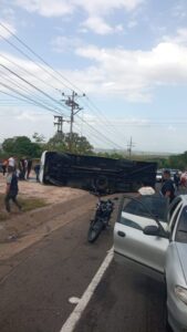 Un fallecido y más de 20 heridos tras volcar autobús en avenida Guayana