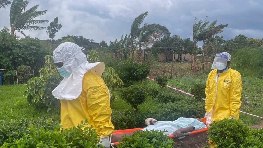 Personal sanitario transporta a un paciente al hospital de Rwampara, en el este de la República Democrática de Congo, este jueves.