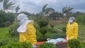 Un grupo de manifestantes que exigía el cuerpo de un fallecido por ébola incendia un hospital en RD Congo | elperiodico.com