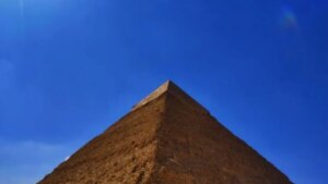 Un investigador español cree haber resuelto el mayor misterio de la Gran Pirámide de Guiza. La clave no estaba en rampas gigantes ni tecnologías perdidas sino escondida dentro de la propia estructura desde hace 4.500 años