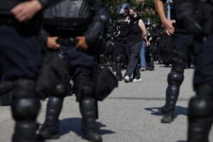 Un juez de EE.UU. bloquea los arrestos de ICE en tribunales de inmigración de Nueva York