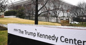 Un juez ordena que se elimine el nombre de Trump al Kennedy Center