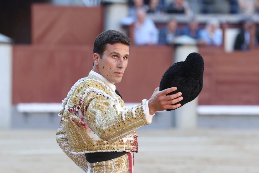 José Carlos Venegas saluda tras la lidia de su primer toro.