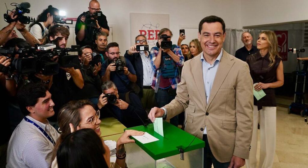Una encuesta da ganador a Juanma Moreno con mayoría absoluta