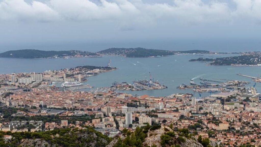 Vista aérea de la ciudad de Toulon, en la que sucedieron los hechos.