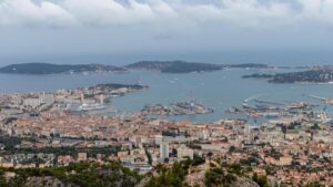 Una madre y tres de sus hijos de corta edad mueren tras arrojarse de un 13º piso en Francia | elperiodico.com