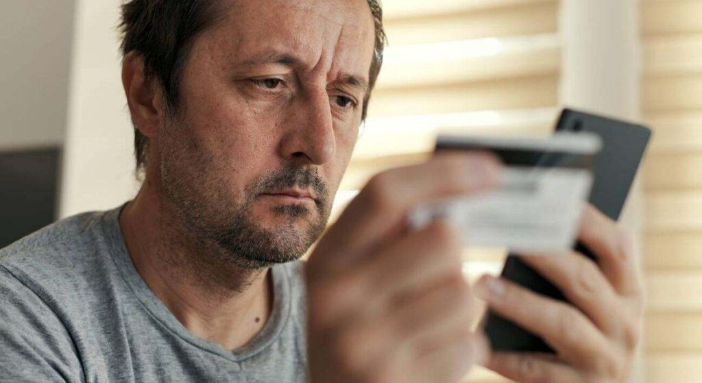 Una nueva estafa bancaria pone en alerta a miles de usuarios: "Se ha iniciado sesión desde un nuevo dispositivo..."