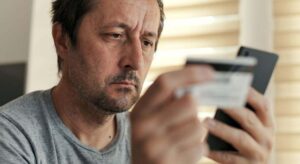 Una nueva estafa bancaria pone en alerta a miles de usuarios: «Se ha iniciado sesión desde un nuevo dispositivo…»