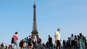 Una ola de calor sin precedentes en Francia deja un muerto en un evento deportivo en París | elperiodico.com