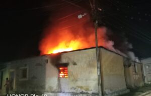 Una vela desató un incendio dentro de una casa