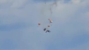 VIDEO F-18 ACCIDENTE | Dos F-18 estadounidenses se estrellan tras colisionar en pleno vuelo durante una exhibición en Idaho | elperiodico.com
