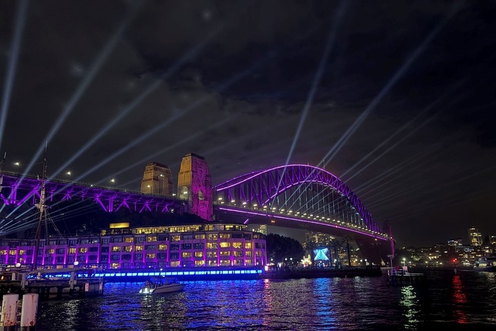 VIDEO: Un espectáculo luminoso con drones tuvo un final desastroso y casi 100 aparatos sin control se estrellaron