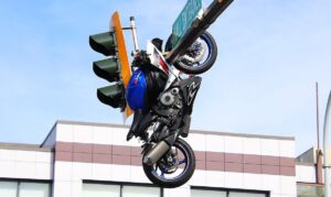 VIDEO: moto quedó colgada de un semáforo tras un violento choque a toda velocidad