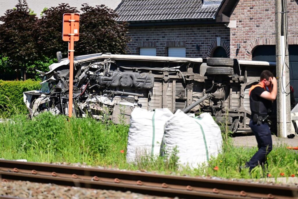 Varias víctimas en Bélgica tras la colisión de un tren con un minibús escolar