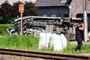 Varias víctimas en Bélgica tras la colisión de un tren con un minibús escolar | europapress.es