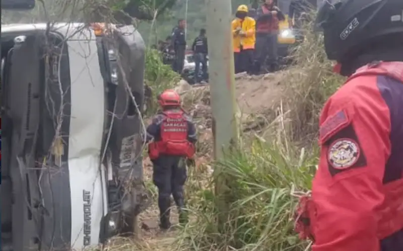 Vehículo de carga volcó y cayó al vacío