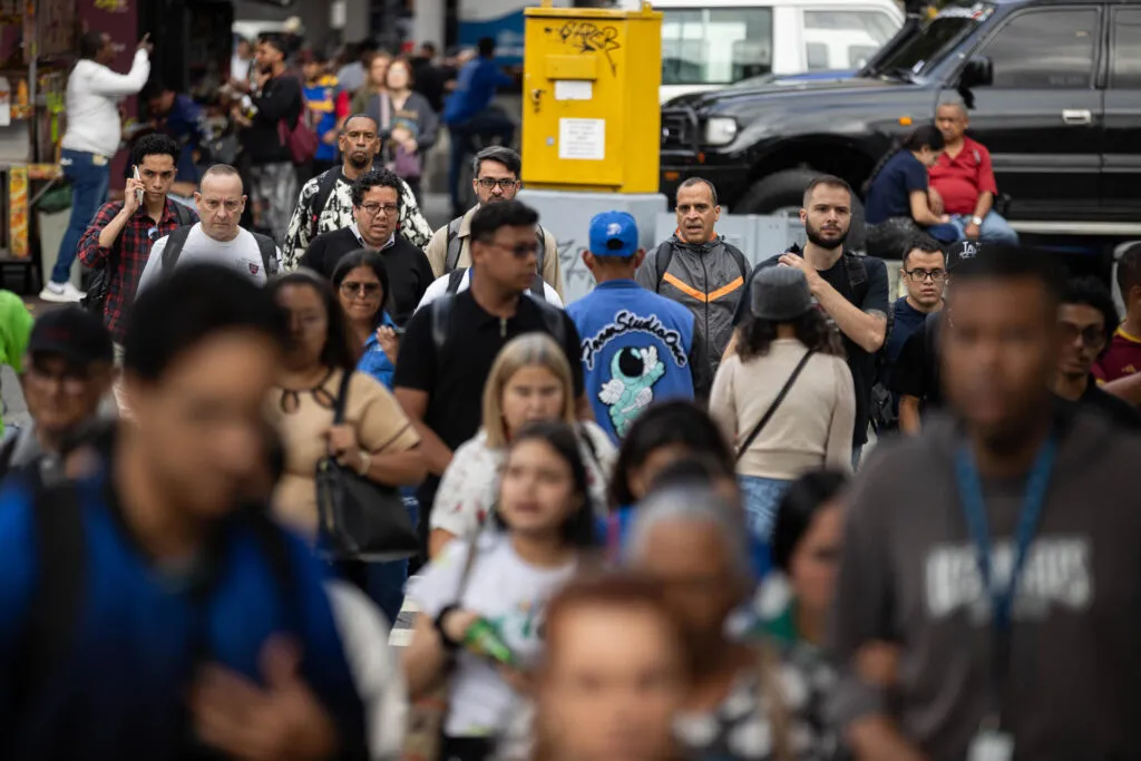 Venezolanos recurren hasta a cuatro empleos para poder costear la canasta básica de 500 dólares