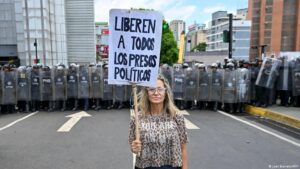 Venezuela promete excarcelar a otros 300 presos políticos