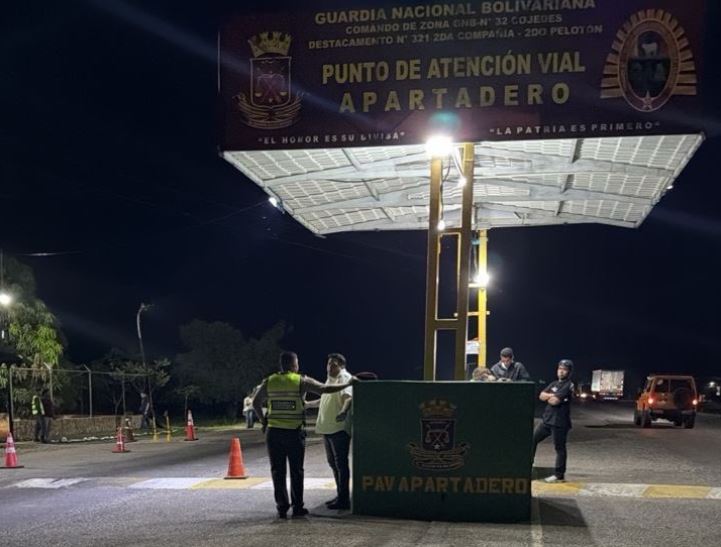 Vente Venezuela alertó sobre retención arbitraria de dos coordinadores en una alcabala en Cojedes (VIDEOS)