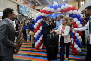 Viajeros venezolanos celebran con emoción el regreso de un nuevo vuelo directo desde EE.UU. – AlbertoNews