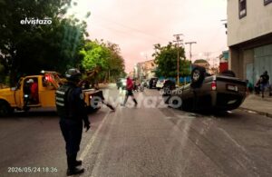 Vuelco de 4Runner en Av. Fuerzas Armadas de Barcelona dejó dos adultos y un menor con lesiones leves