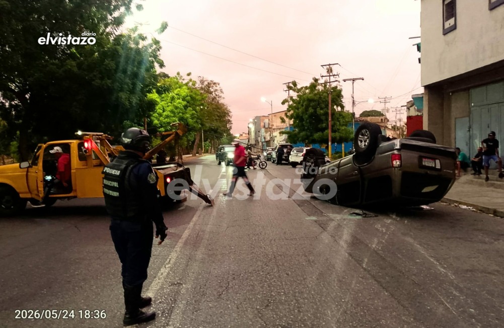 Vuelco de 4Runner en Av. Fuerzas Armadas de Barcelona dejó dos adultos y un menor con lesiones leves
