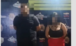 fue sorprendida en actos indecorosos dentro de una camioneta