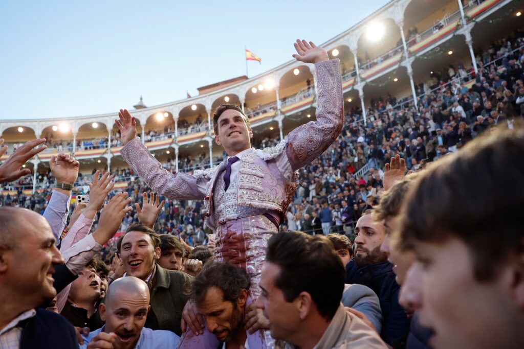 Fernando Adrián, a hombros, al final del festejo.