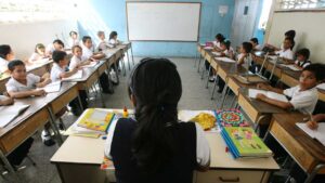 ¿Cómo lograr que los jóvenes y adolescentes se enamoren de la carrera docente en Venezuela?