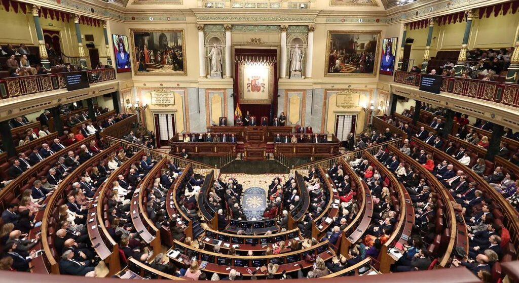 ¿Fin a las juntas de vecinos presenciales? El Congreso vota una ley para celebrar las reuniones de la comunidad de forma telemática