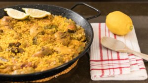 ¿Paella o arroz con cosas? En Madrid la diferencia importa menos y más cuando la paella individual sale por 15 euros (con alioli y bebida)