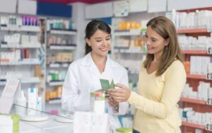 ¿Por qué comprar tu skincare en una farmacia dermatológica (y no en cualquier tienda)?
