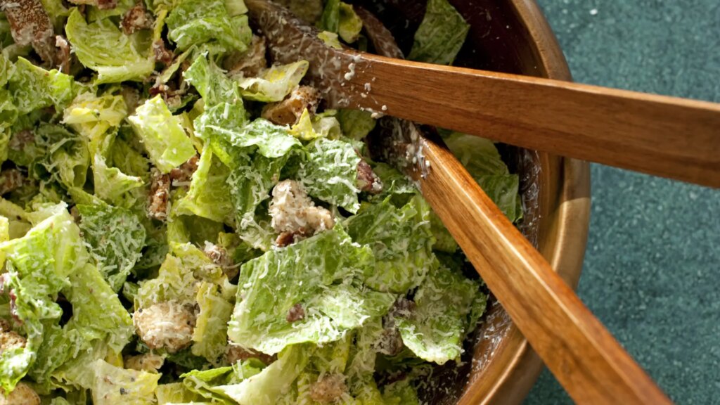 ¿Son verdaderamente saludables las ensaladas césar y de pasta del supermercado? La OCU suspende a 7 por exceso de aditivos