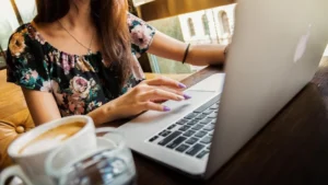 ¿Trabajar engorda? Un estudio relaciona horas laborales y exceso de peso