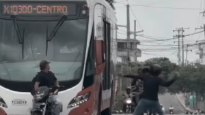 ‘Conducta asesina’: rechazo generalizado por motociclista atacó con piedra a conductor de Transcaribe en Cartagena