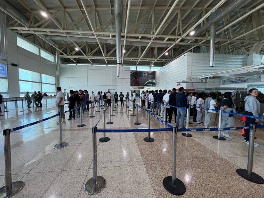 Llegó a Maiquetía un nuevo vuelo con más de 120 migrantes venezolanos deportados de EEUU